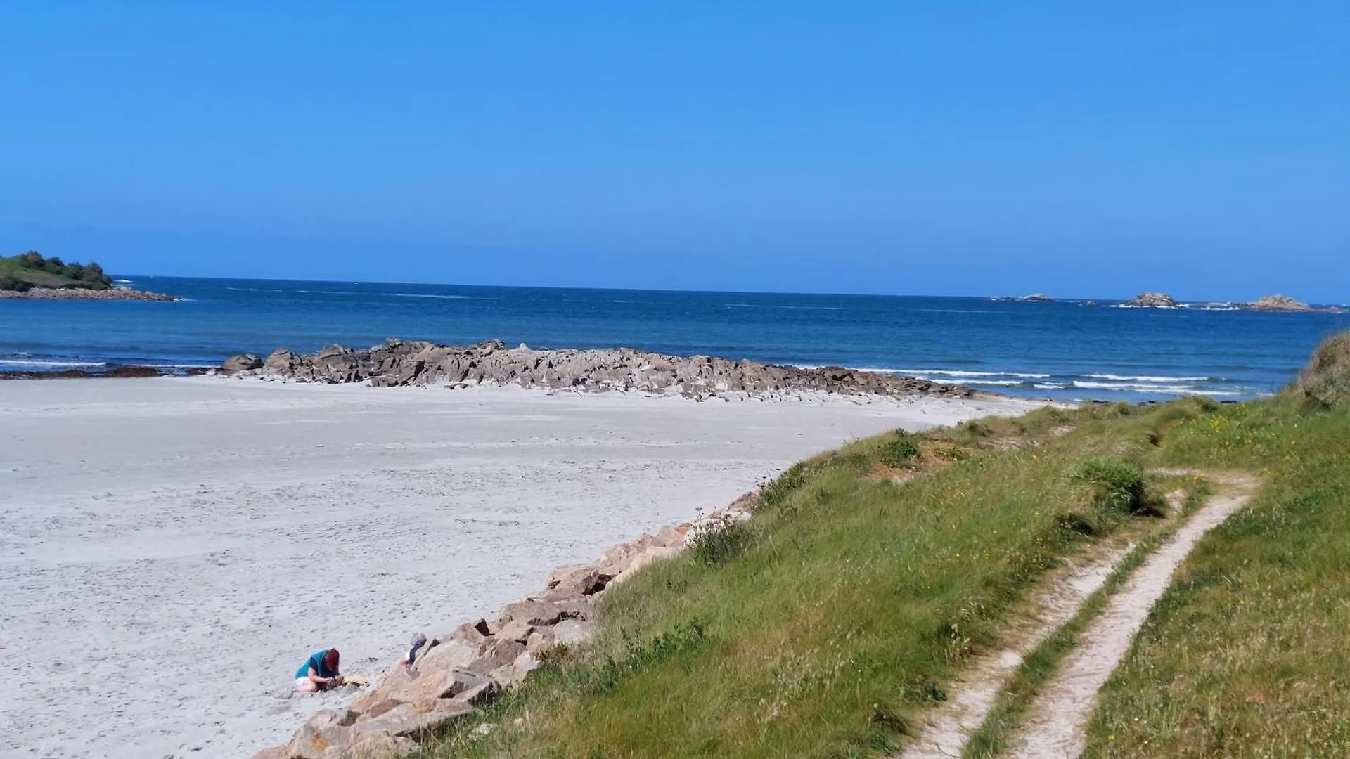 Holiday Home Close To Beach, Cleder, Cleaning Included 0*,